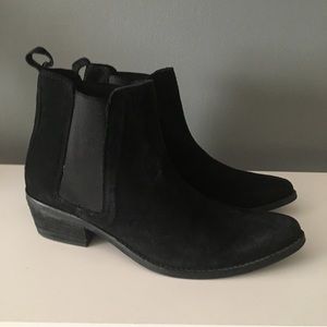 Urban Outfitters Black Suede Flat Chelsea Boot 7